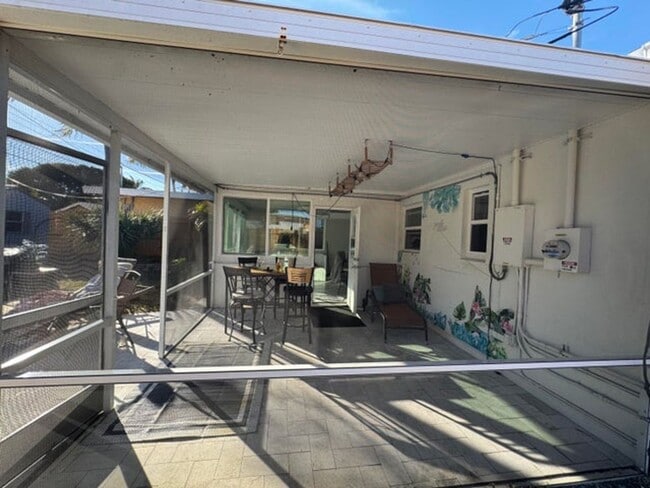 Building Photo - 200 NE 56th St