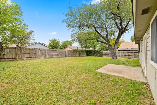 Building Photo - 1505 Charolais Dr