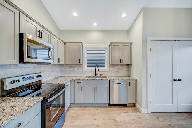 Building Photo - 525 Harrison Ave