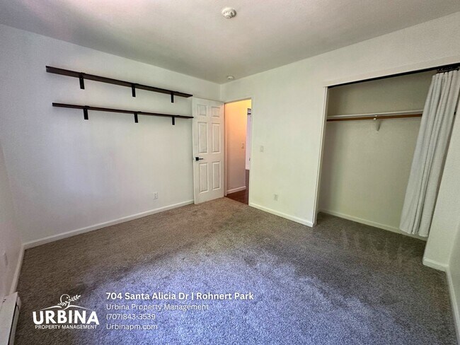 Building Photo - 704 Santa Alicia Dr