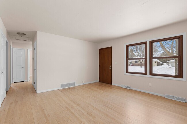 Building Photo - 1045 Green Acres Ln