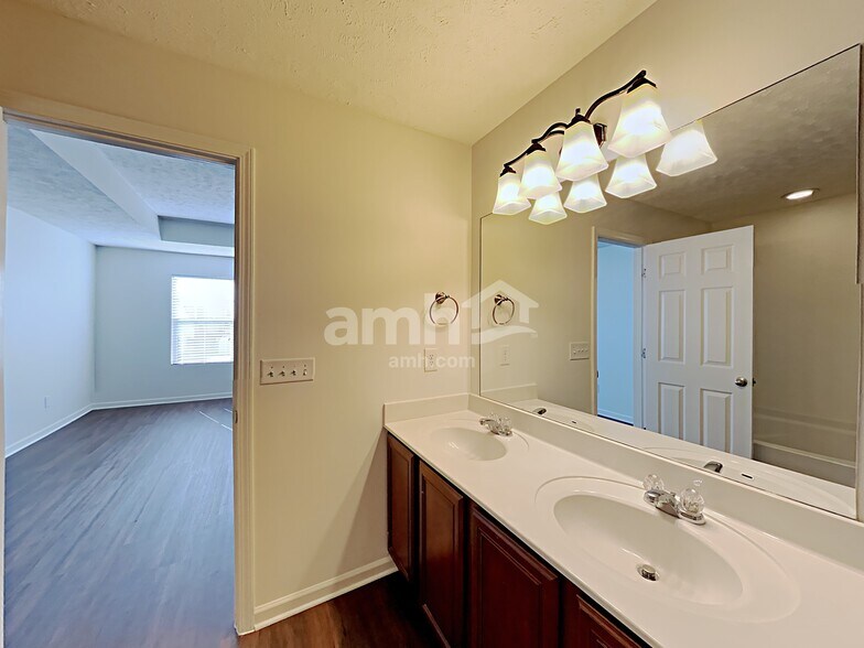 Building Photo - 600 Pemberton Dr