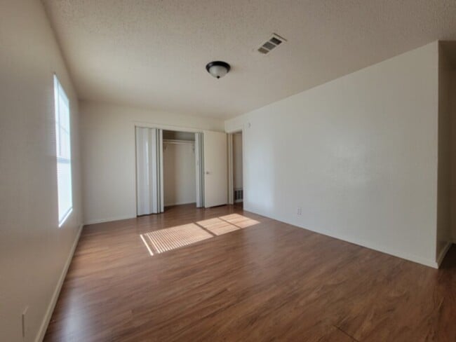Building Photo - 3-Bedroom Duplex in Mesquite, TX