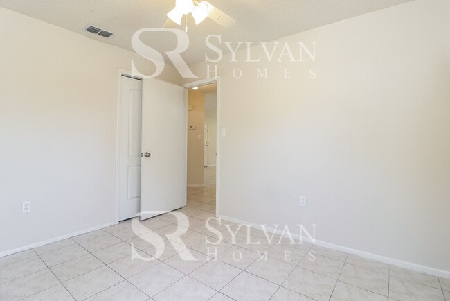 Building Photo - Enjoy one-level living at its best