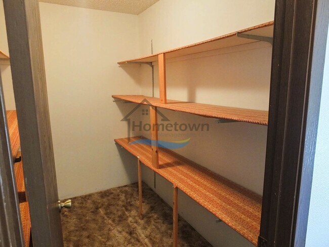 Building Photo - Spacious 4 Bedroom Home with Fenced Backyard & Garage