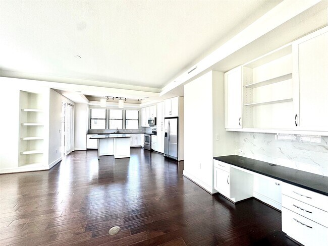 Building Photo - 2303 Mid Ln