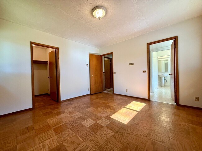 Building Photo - **50% OFF FIRST MONTH'S RENT** Country Liv...