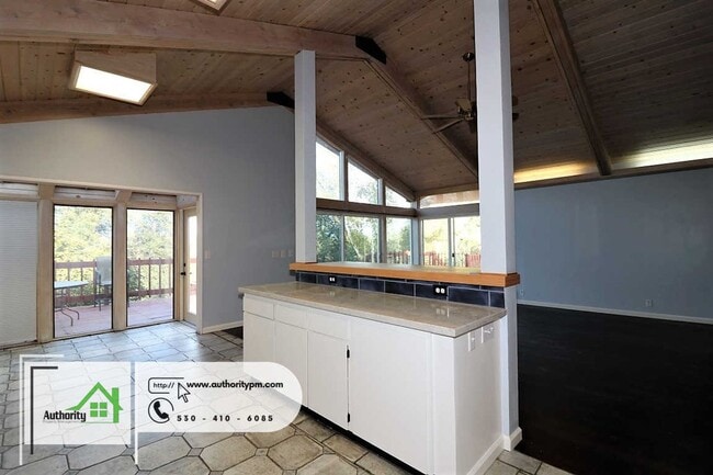 Building Photo - 875 Lakeview Dr