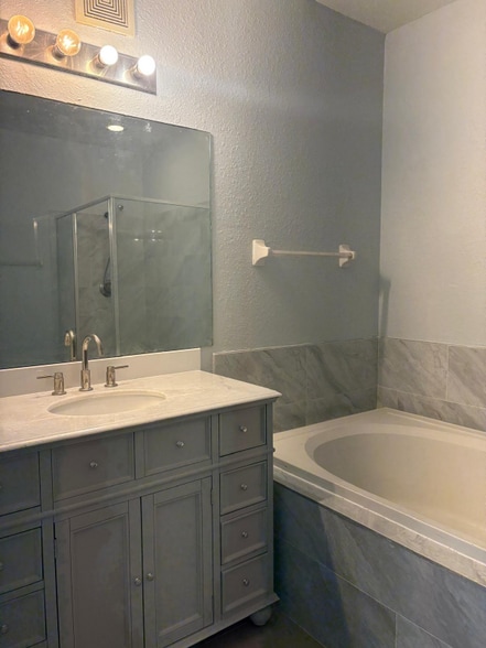 Building Photo - 16253 Enclave Village Dr