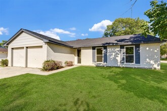 Building Photo - 16813 Glen Eagle Dr N