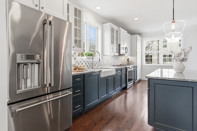 Building Photo - 26 River St