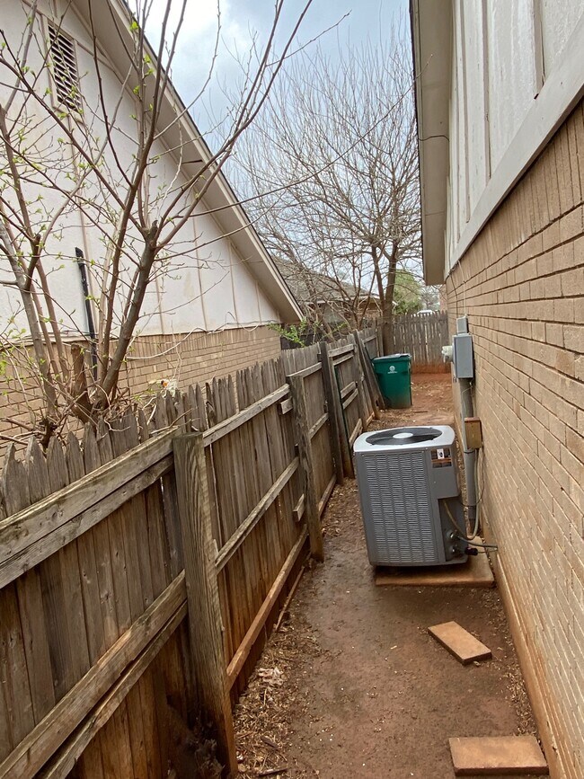 Building Photo - 12602 Abbotts Way