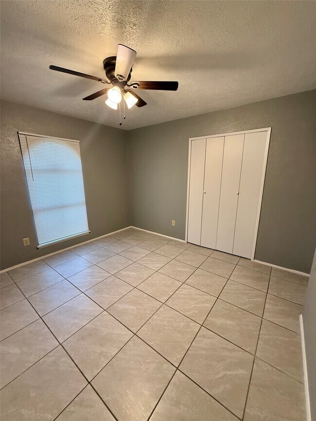 Building Photo - 14650 Lourdes Dr