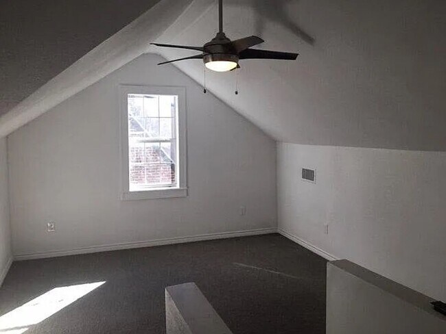 Building Photo - Fantastic 3 bedroom 2 bathroom house in Te...