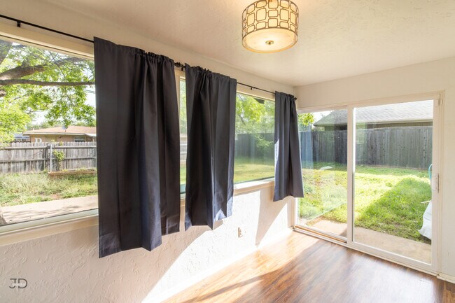 Building Photo - 1556 Singleton Ave