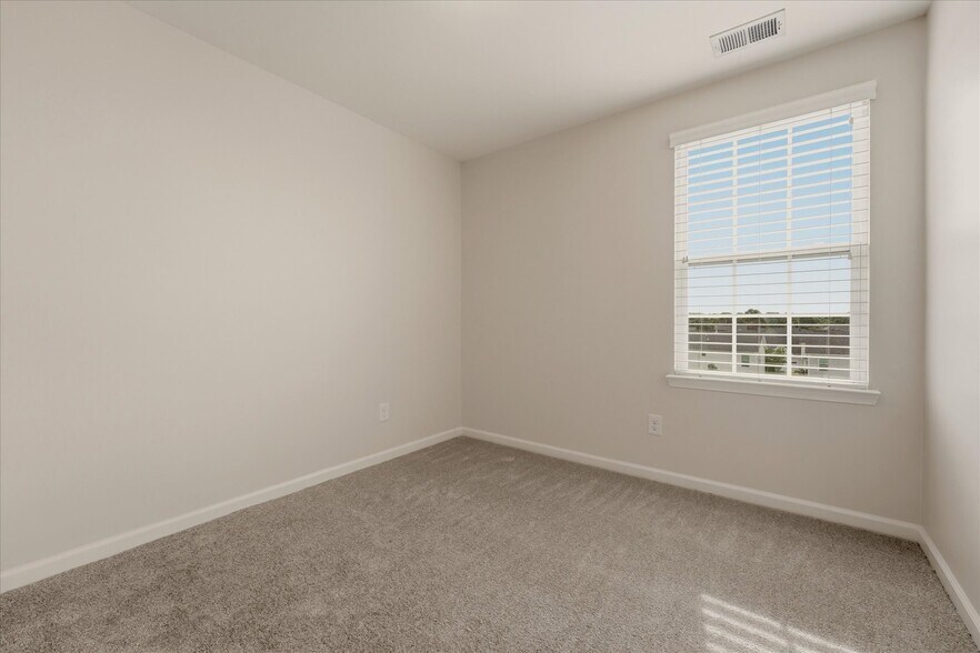 Building Photo - 2050 Hemlock Dr