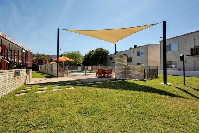Building Photo - 2200 Dickson Dr