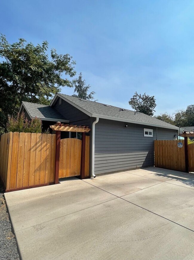 Building Photo - 126 W 20th St