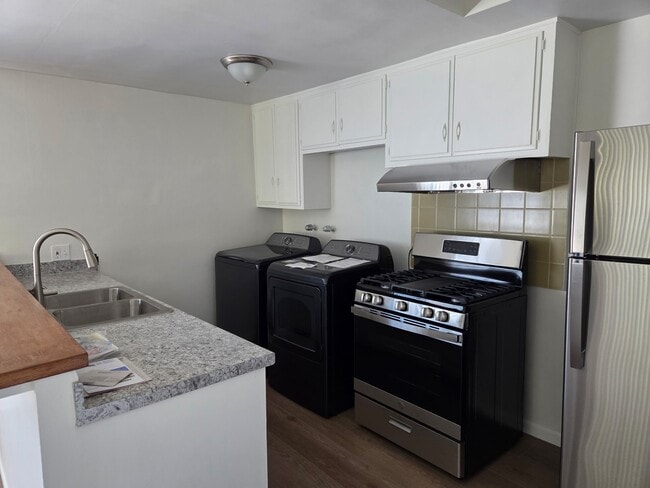 Building Photo - 420 1/2 Casanova St