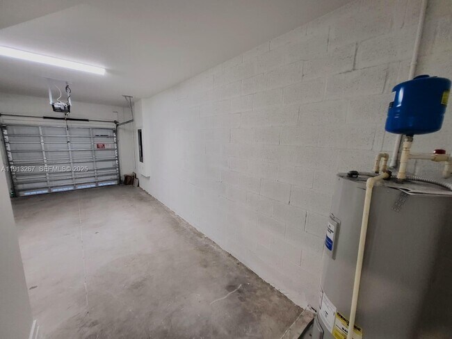 Building Photo - 1683 SE 7th Ln