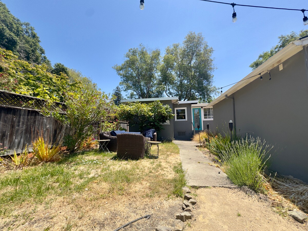 Building Photo - 2309 Derby St