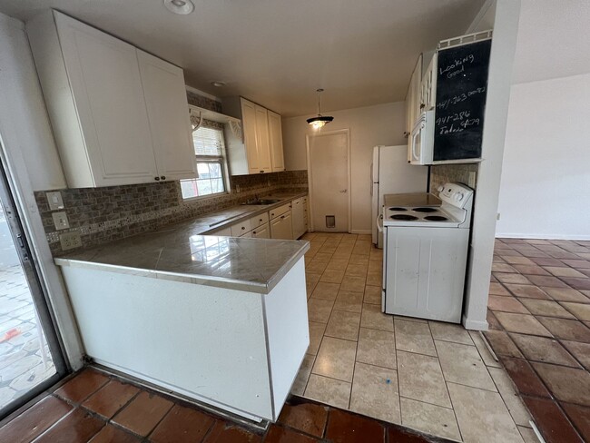 Building Photo - Annual Rental ** Newly Updated 2 Bed / 1.5...