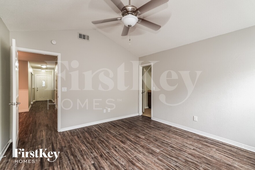 Building Photo - 7027 Silvermill Dr