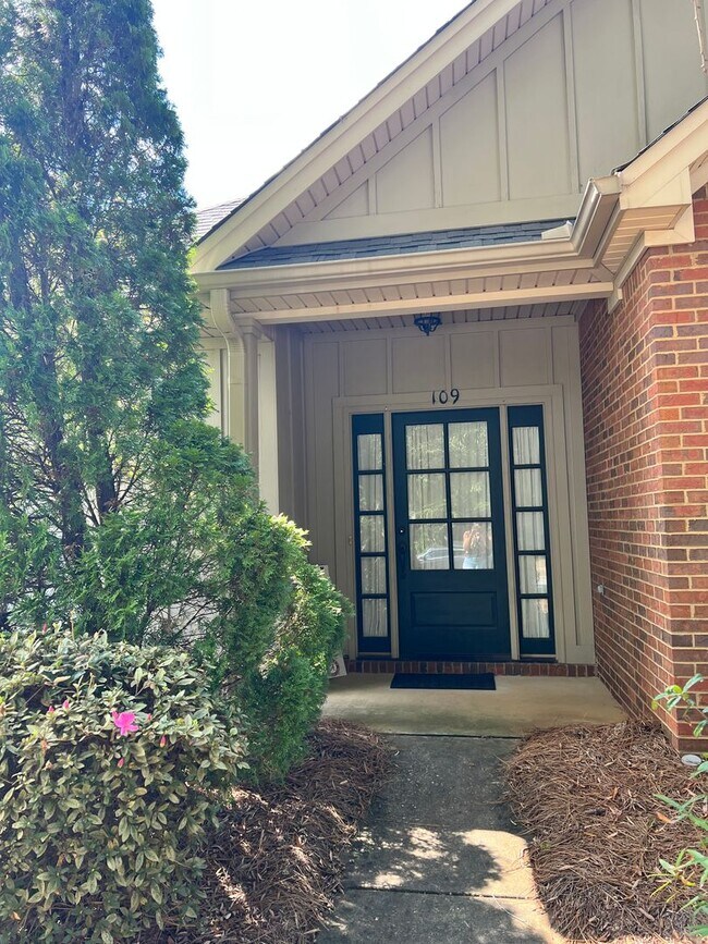 Building Photo - 1630 Academy Dr