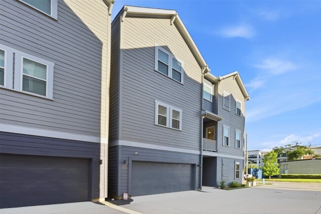 Building Photo - 2204 Lou Ellen Ln