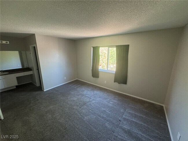 Building Photo - 575 Roxella Ln
