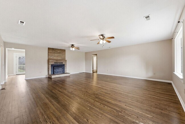 Building Photo - $1,800 - 3 Bedroom 3 Bathroom Unfurnished Home Just Outside Franklin