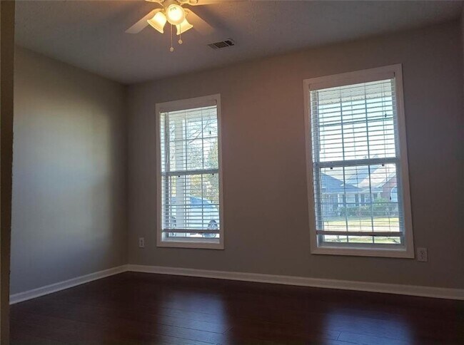 Building Photo - 2667 Leon Murphy Dr