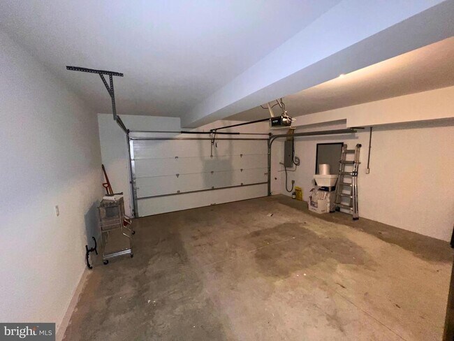 Building Photo - 986 Henry Ave