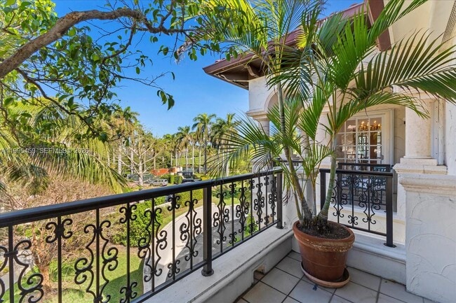 Building Photo - 2134 Fisher Island Dr