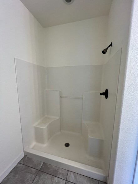 Building Photo - 122 Red Hawk Dr
