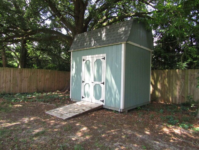 Building Photo - Twelve Oaks Plantation Home with Hardwood Floors, Fireplace & Fenced Backyard