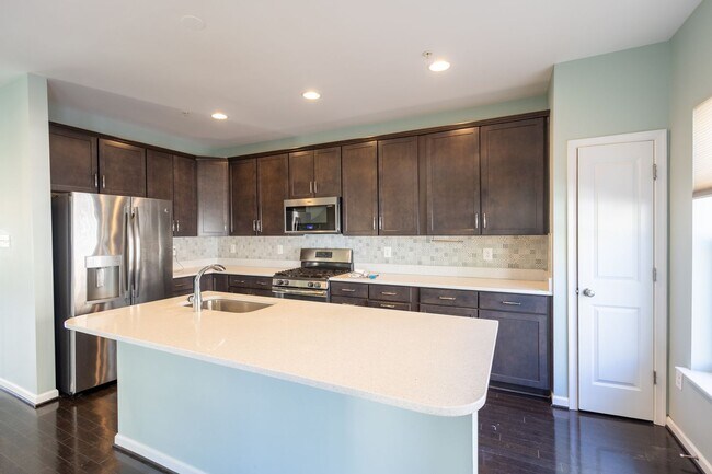 Building Photo - Lovely 3 BR/2.5 BA EOG Townhome in Glen Bu...