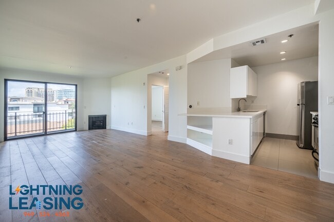 Building Photo - 8811 Burton Way