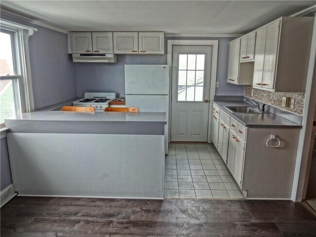 Primary Photo - 16 Mann Ave