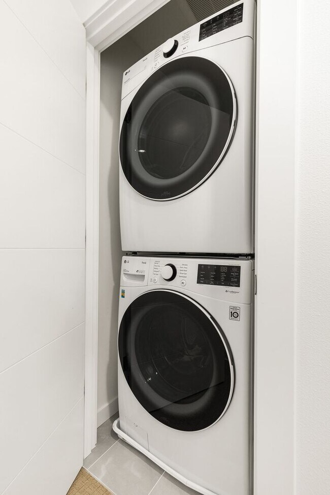 Building Photo - Gorgeous Greenlake Area 2 Bedroom Townhouse