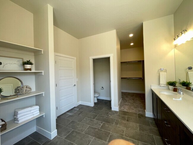 Building Photo - 5-Bedroom home in Desert Canyons