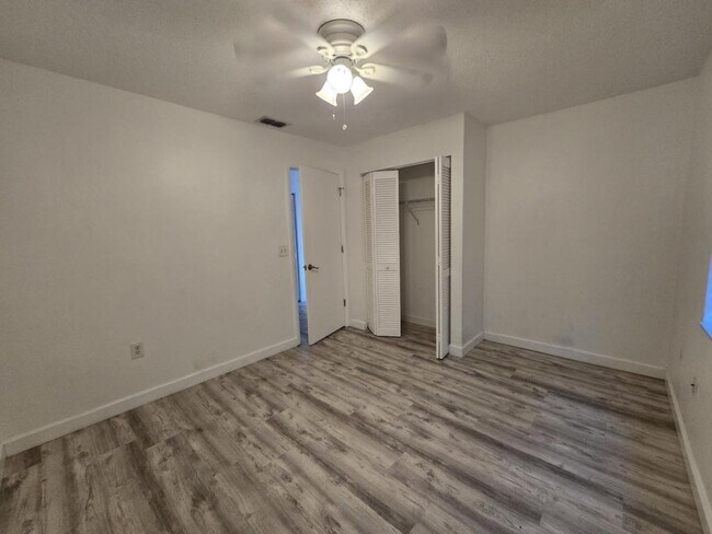 Building Photo - 9418 Nakoma Way