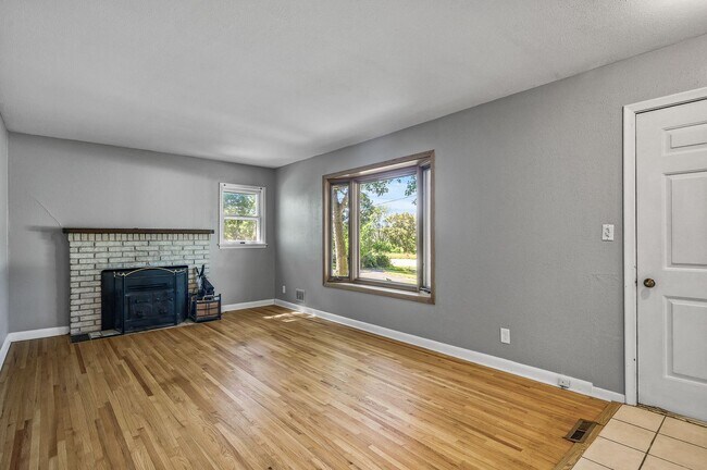 Building Photo - Gorgeous Shoreview House 3BR 1 Bath  Available Early May!