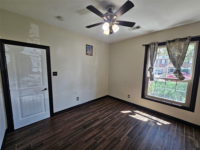 Building Photo - 13922 Somersworth Dr