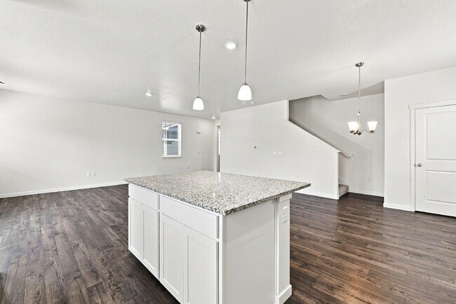 Building Photo - $2,845.95 with $300 Off the first month's rent, 4 Beds - 2.5 Baths, Single Family Home in Aurora ...