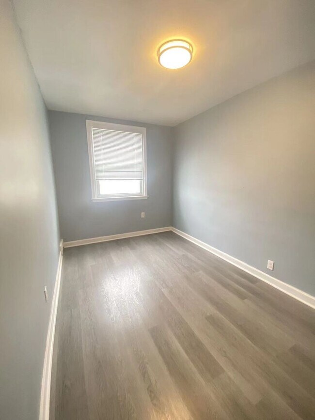 Building Photo - 3 Bedroom and 1 bathroom Row House Availab...