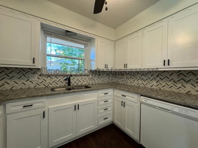 Building Photo - 816 Willow Ln