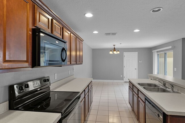 Building Photo - 2/2.5/2 Plus Loft in Gated Winter Garden C...