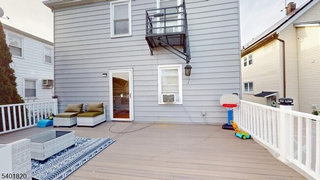 Building Photo - 40 Howard St