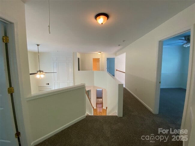 Building Photo - 9901 Hazelview Dr
